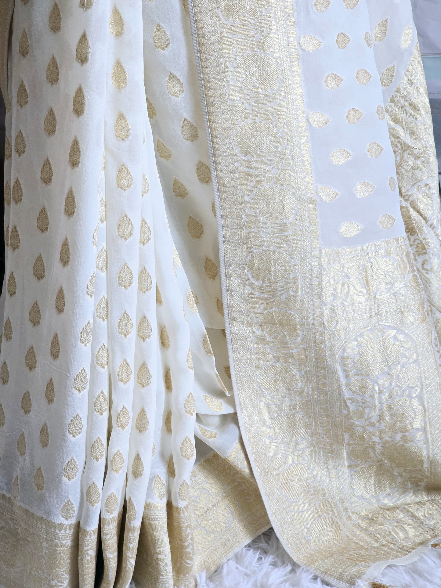 Georgette banarasi saree( Off-white) with banarasi weaving