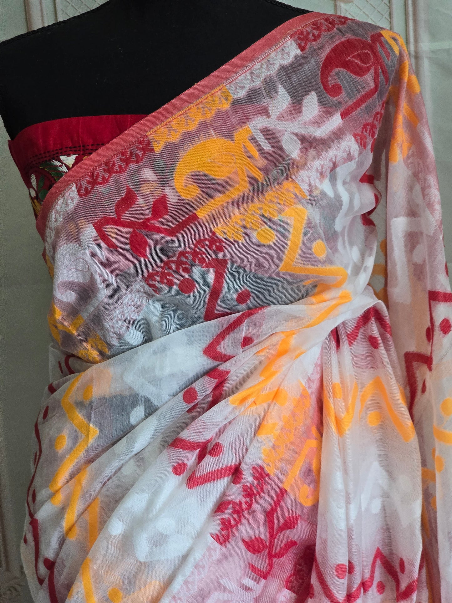 Cotton Saree with red and white comb- blouse pc