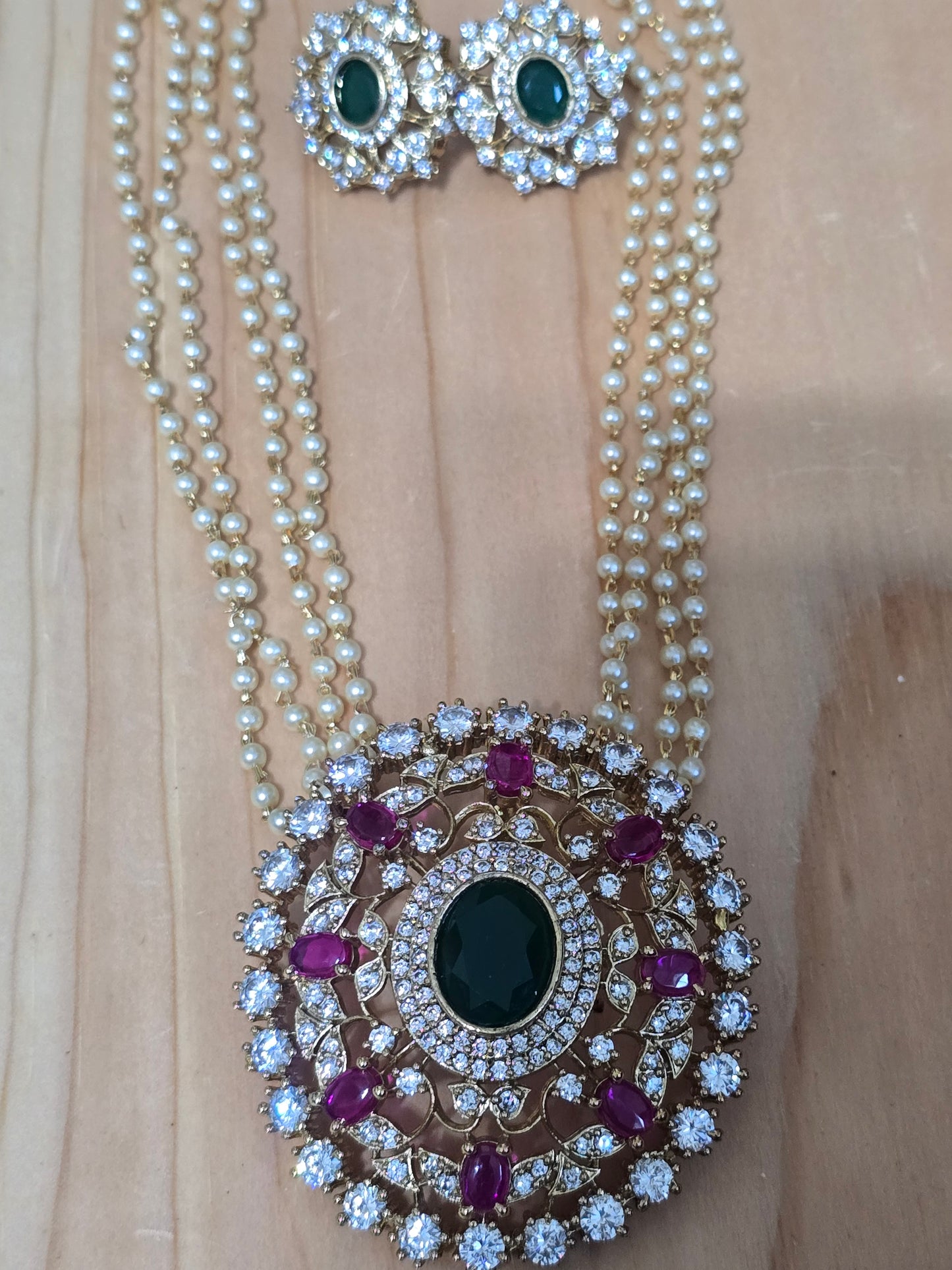 Pearl set with pendent