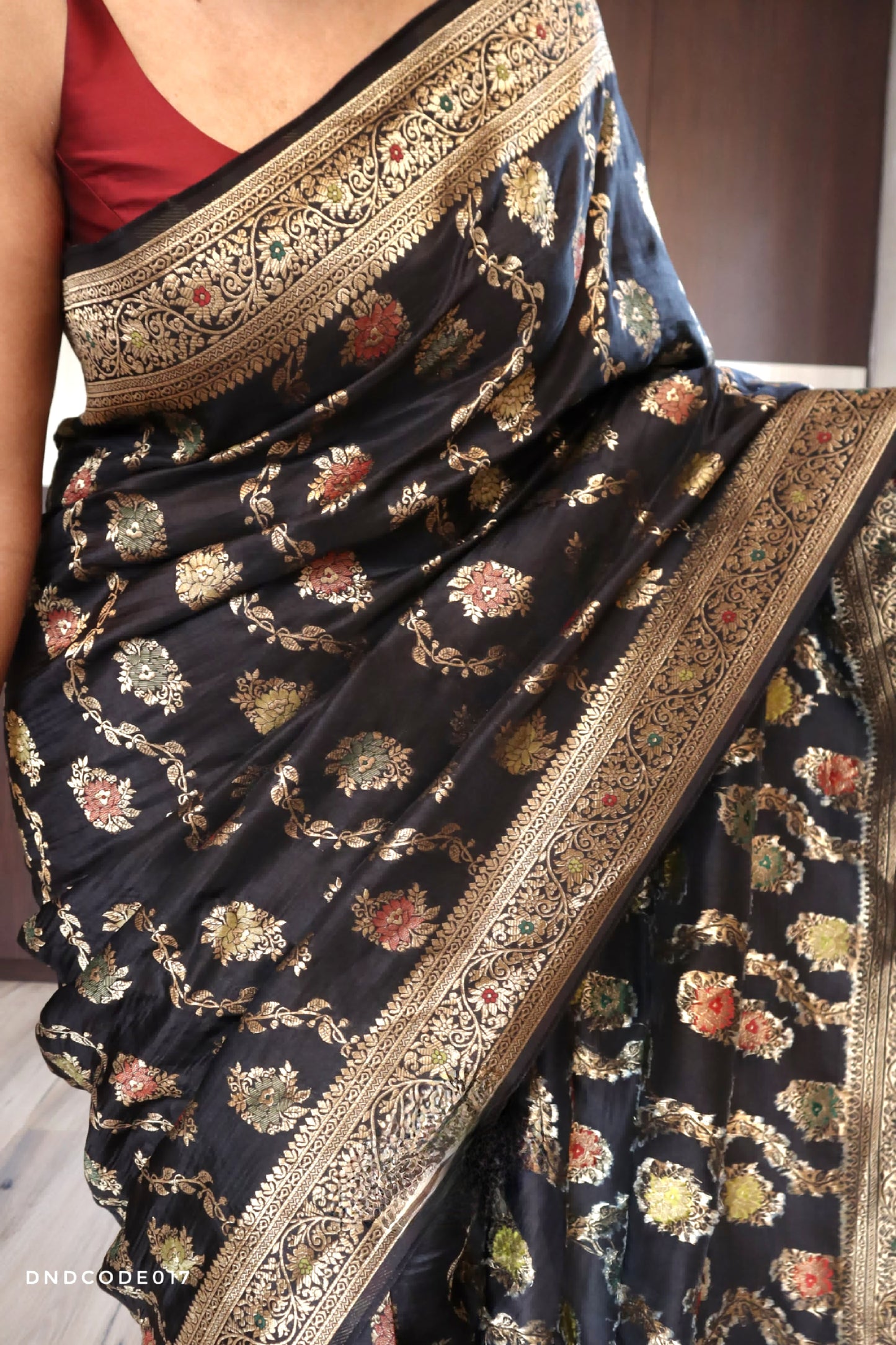 Munga banarasi silk saree with full body design- Stitched blouse available