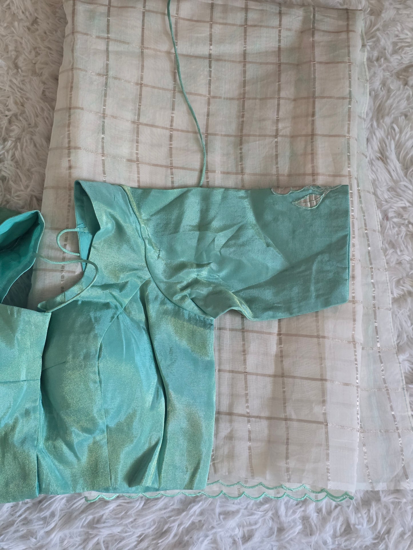Mul chanderi saree with appliqué work- Stitched contrast blouse (sleeve)